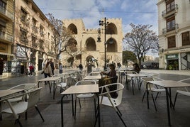 Una terraza de la plaza de los Fueros, este lunes por la mañana.