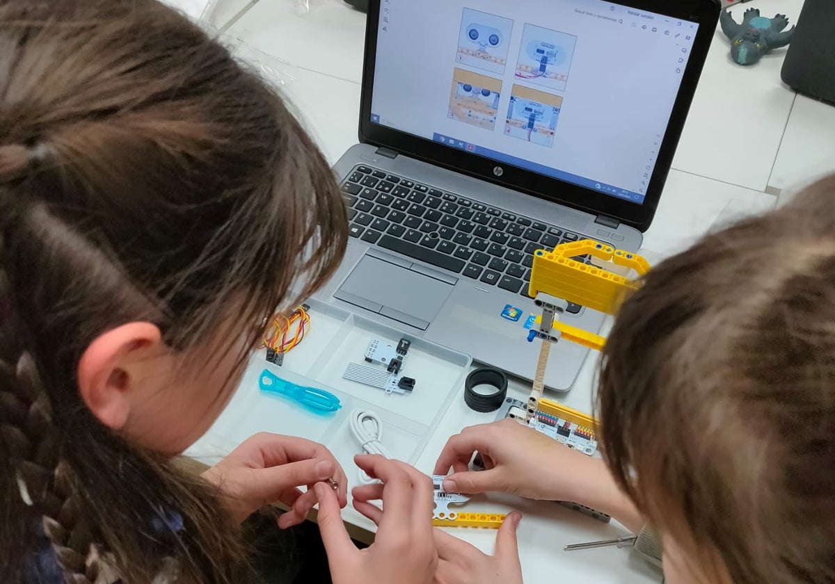 Dos niñas, en un taller de tecnología y robótica.