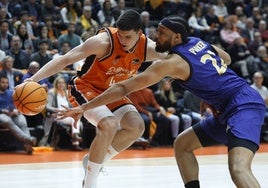 Pradilla lucha por el balón con Jabari Parker durante el partido contra el Barcelona.