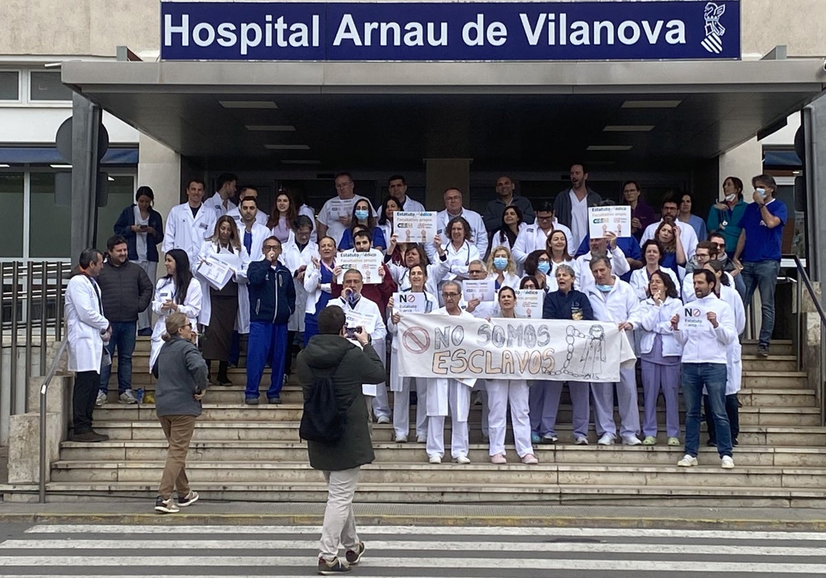 Concentración de protesta en el Hospital Arnau de Vilanova.