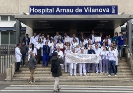 Concentración de protesta en el Hospital Arnau de Vilanova.