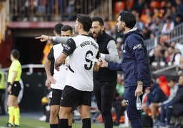 Corberán da instrucciones a Hugo duro durante el partido del Leganés.