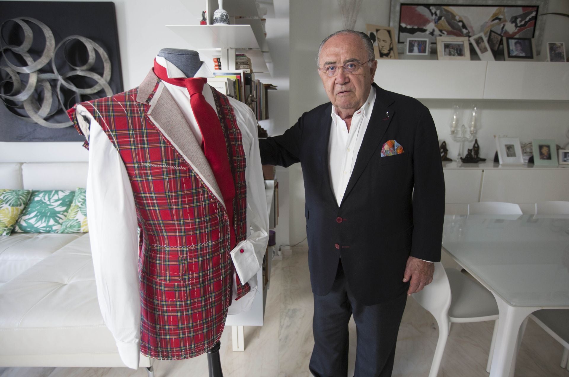 Antonio Puebla, en su casa de Valencia, donde guarda todavía algunos recuerdos de la tienda donde trabajó durante décadas.