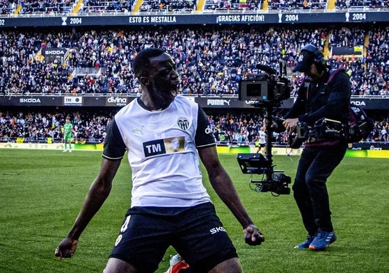 Diakhaby celebra el segundo tanto valencianista.