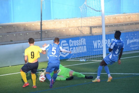 El Dénia toma aire con su triunfo en Gandia por 1a 2