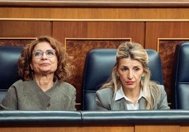 La ministra de Hacienda, María Jesús Montero (i) y la de Trabajo, Yolanda Díaz (d), en el Congreso.