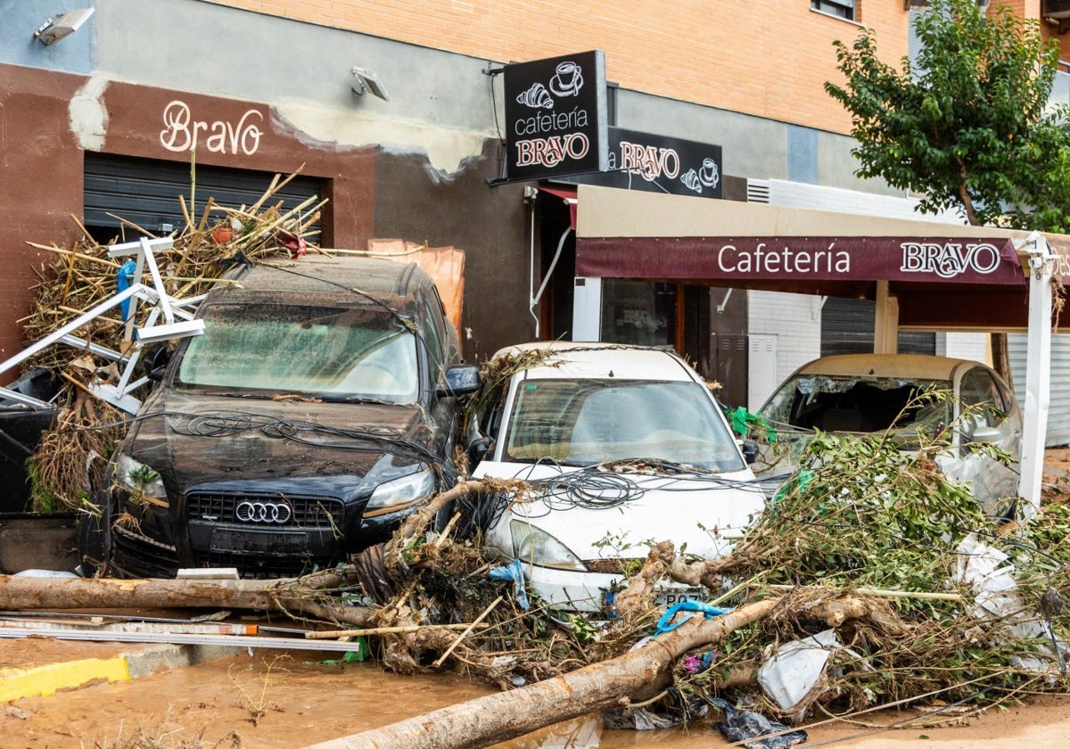 Coches amontonados cerca de un bar en Catarroja.