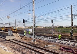 Reconstrucción de las vías entre la estación de València Sud y Paiporta, este martes.