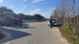 Agentes de la Policía Local de Castelló vigilan también con dron las parcelas.