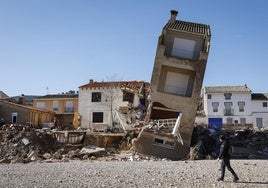 El edificio de tres pisos totalmente inclinado, junto a un lecho de piedras al lado del Magro que antes albergaba parques infantiles y un campo de fútbol.