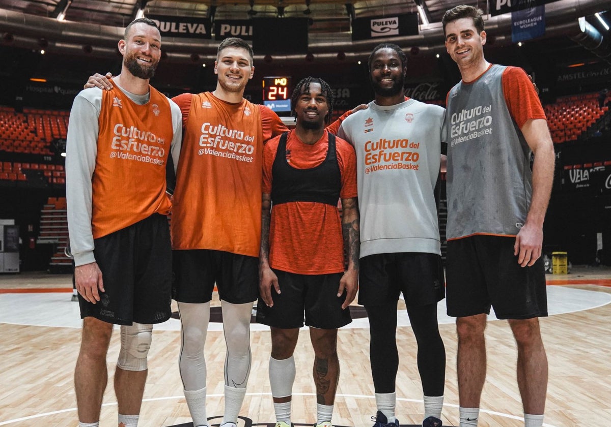 Costello, Sestina, Jones, Ojeleye y Reuvers posan en la Fonteta antes de volar a la Copa del Rey de Gran Canaria.