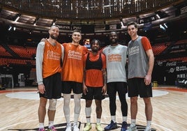 Costello, Sestina, Jones, Ojeleye y Reuvers posan en la Fonteta antes de volar a la Copa del Rey de Gran Canaria.