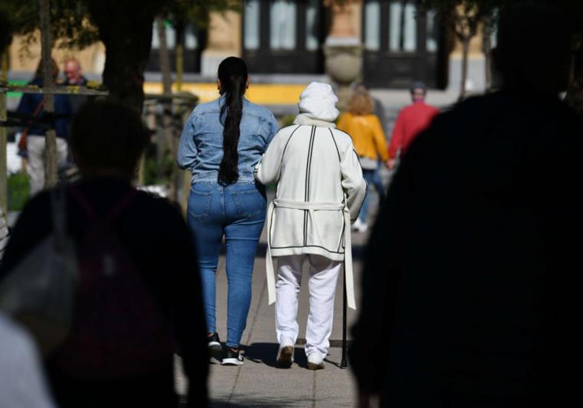 Una cuidadora, con una persona dependiente.