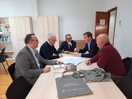 Reunión entre los representantes municipales y del Corredor Mediterráneo.