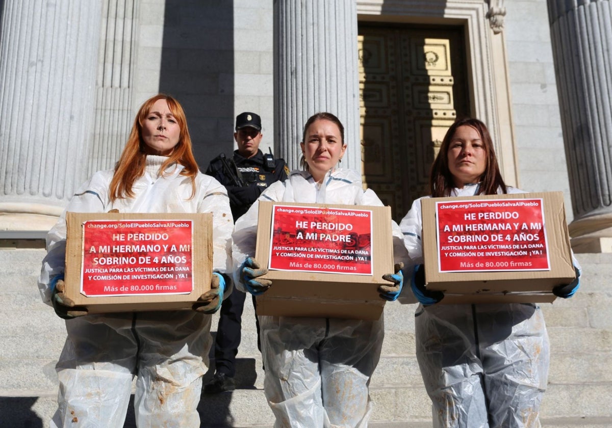 Meri García, en el centro durante una protesta frente al Congreso de los Diputados.