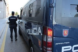 Los agentes investigan a seis personas por delitos de hurto.