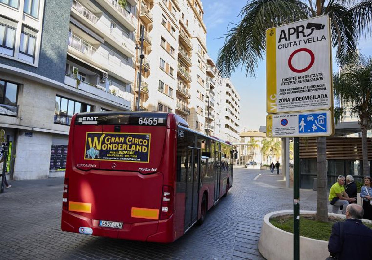 Una de las cámaras de vigilancia en Ciutat Vella.