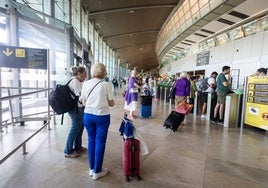 Pasajeros en el aeropuerto de Manises.