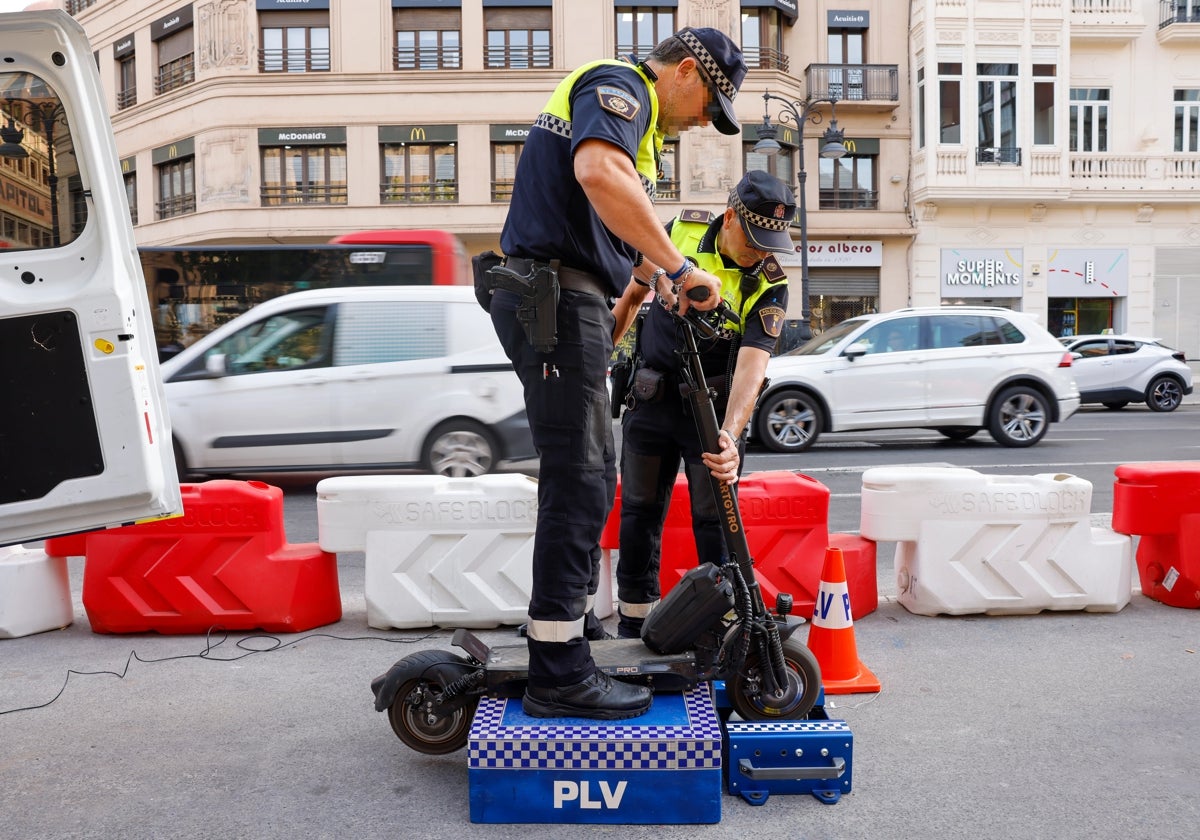 Dos agentes, en un control de patinetes en la calle Xàtiva.