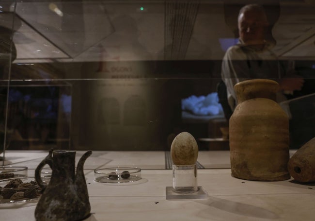 Objetos y alimentos que también se muestran en la exposición.