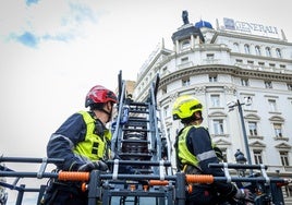 Bomberos revisan la plaza del Ayuntamiento este miércoles.