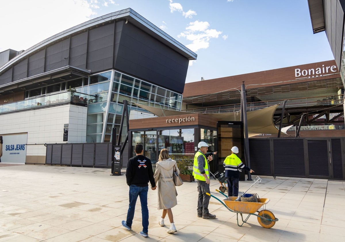 Últimos trabajos para reabrir el centro comercial Bonaire.