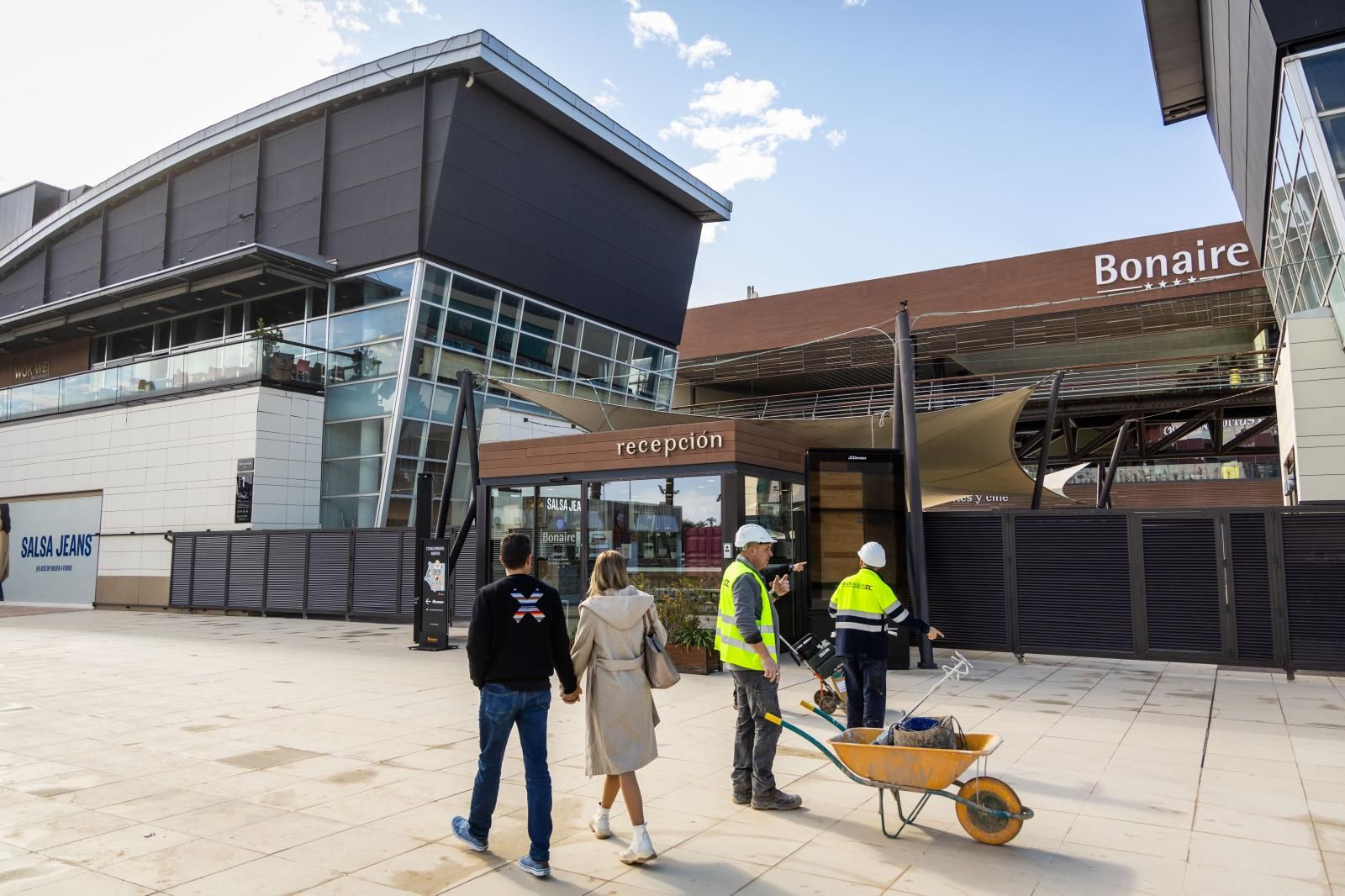 FOTOS | El centro comercial Bonaire reabre tras la dana