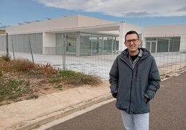 Miguel Navarré, junto al centro de día.