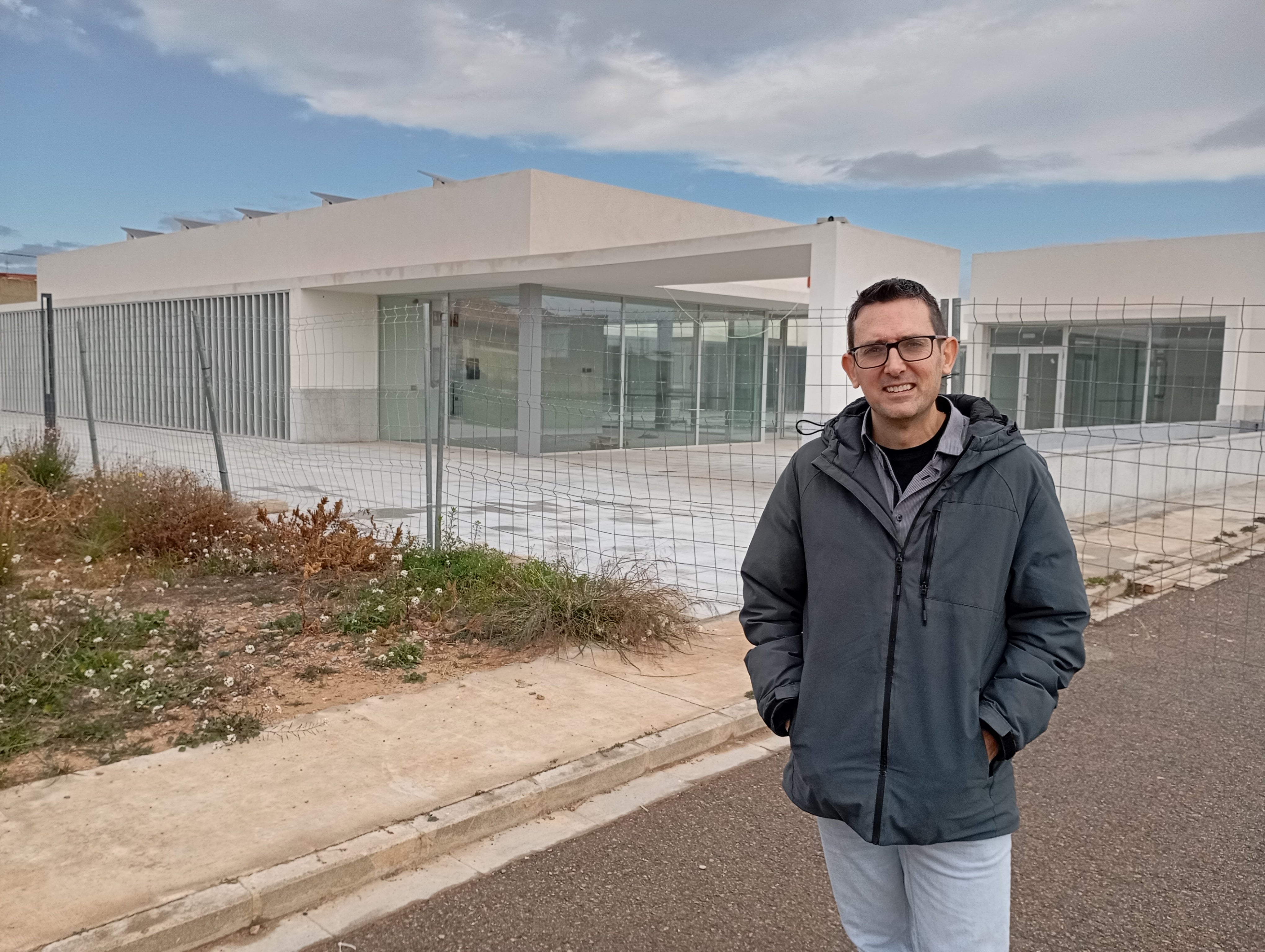 Miguel Navarré, junto al centro de día.