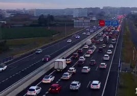 Atasco este miércoles en la V-21 visto por las cámaras de la DGT.