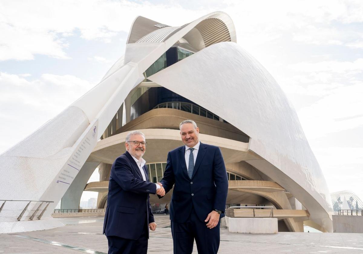 El director territorial de Cajamar en Valencia, Jesús García García y el director general de Les Arts, Jorge Culla Bayarri, han firmado el acuerdo de patrocinio.