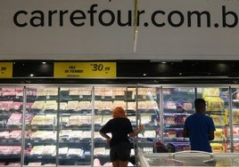 Clientes comprando en Carrefour. Imagen de archivo.