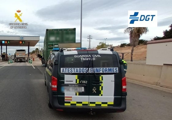 La Guardia Civil interviene en un peaje.