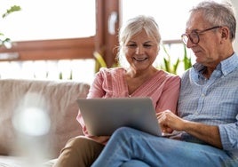 Los seniors valencianos desmienten mitos: digitales, solidarios y con una economía estable