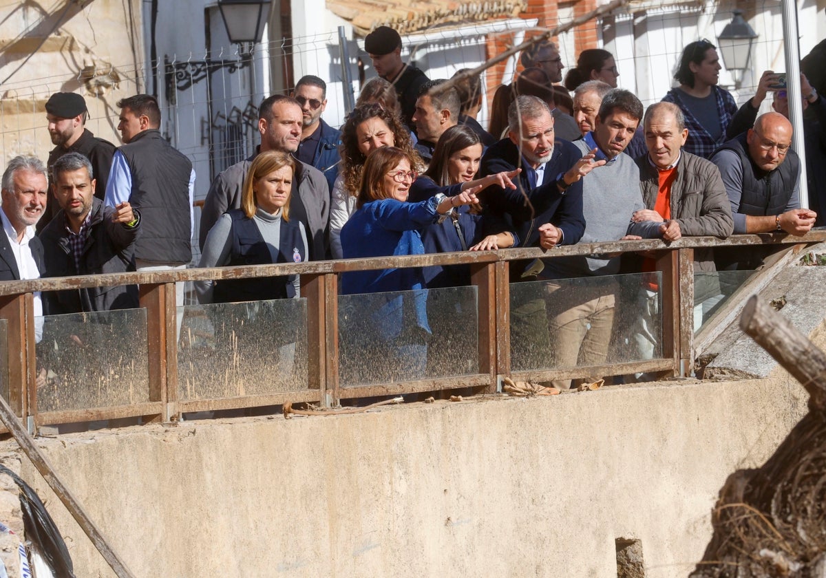 Pilar Bernabé junto a Mazón y los Reyes, en su visita a Chiva.