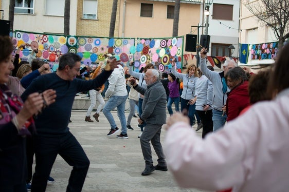 Los vecinos bailan la rondalla en Ròtova.