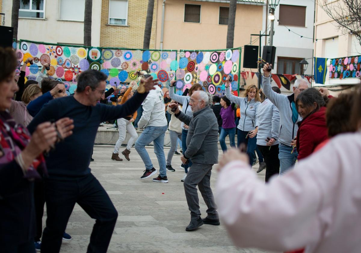 Los vecinos bailan la rondalla en Ròtova.