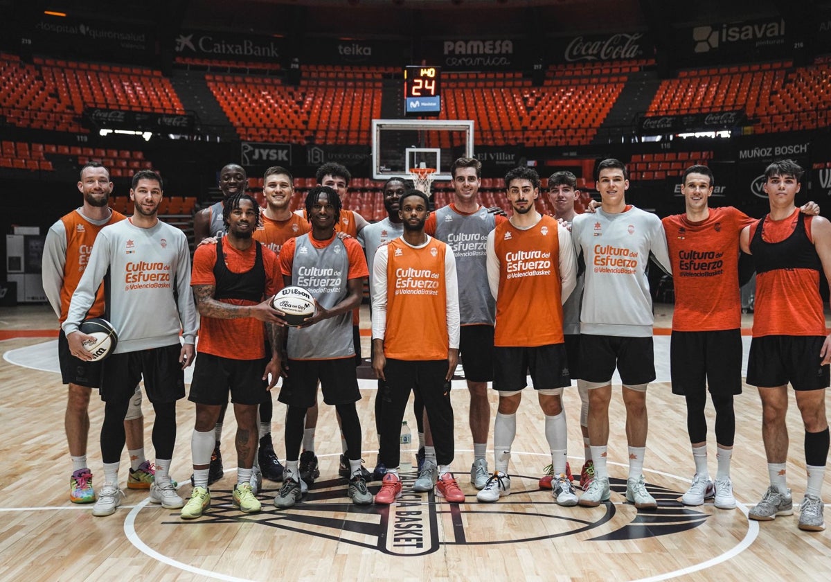 La plantilla del Valencia Basket posa en la Fonteta antes de afrontar la Copa del Rey.