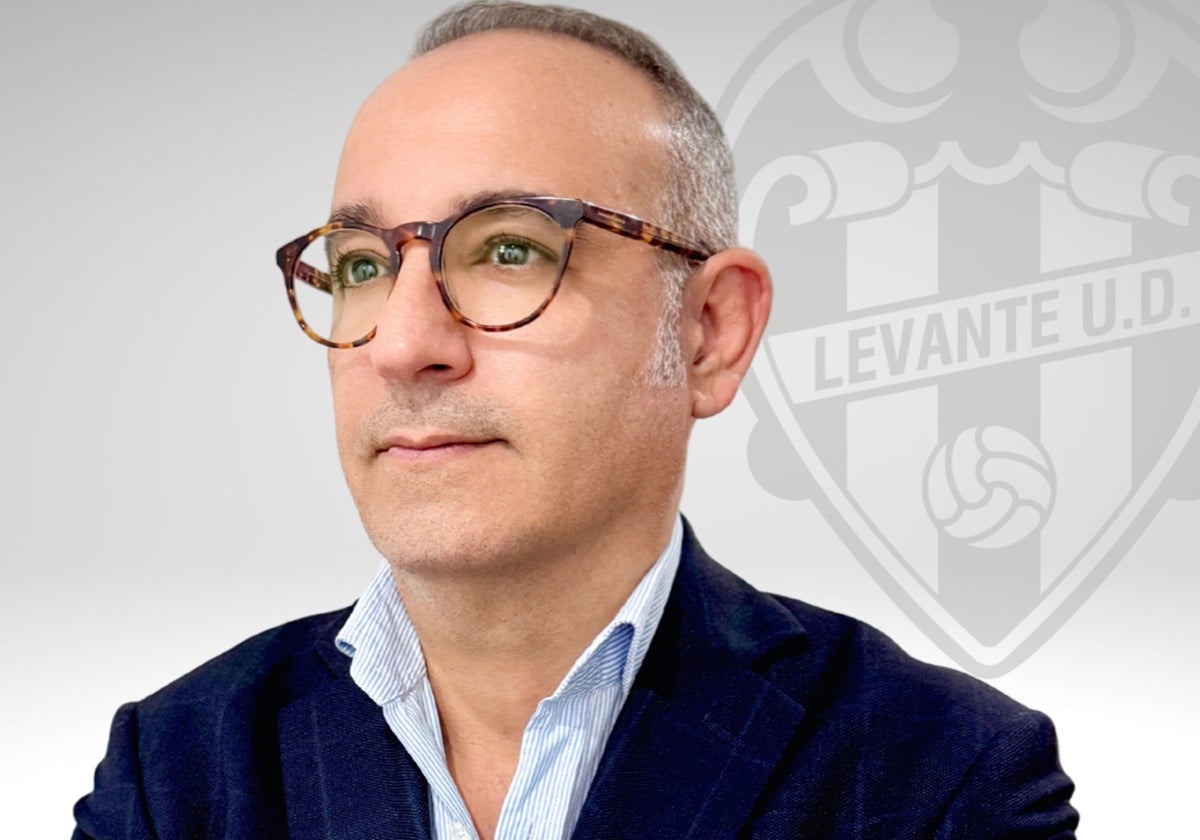 El compositor valenciano Vicente Martínez Alpuente posa junto al escudo del Levante.