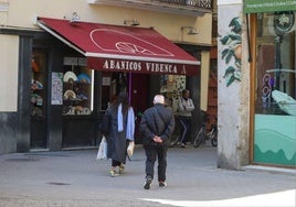 Unas personas pasean por el barrio del Mercat.