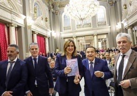 Paco Fenollosa, con la alcaldesa María José Catalá y los autores Joaquín Ballesta y Alberto Gil, y el editor Pedro Sánchez.