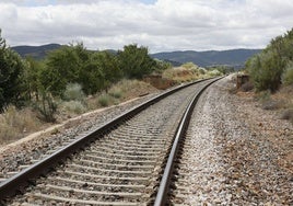 Trazado de la línea ferroviaria a su paso por Cariñena.