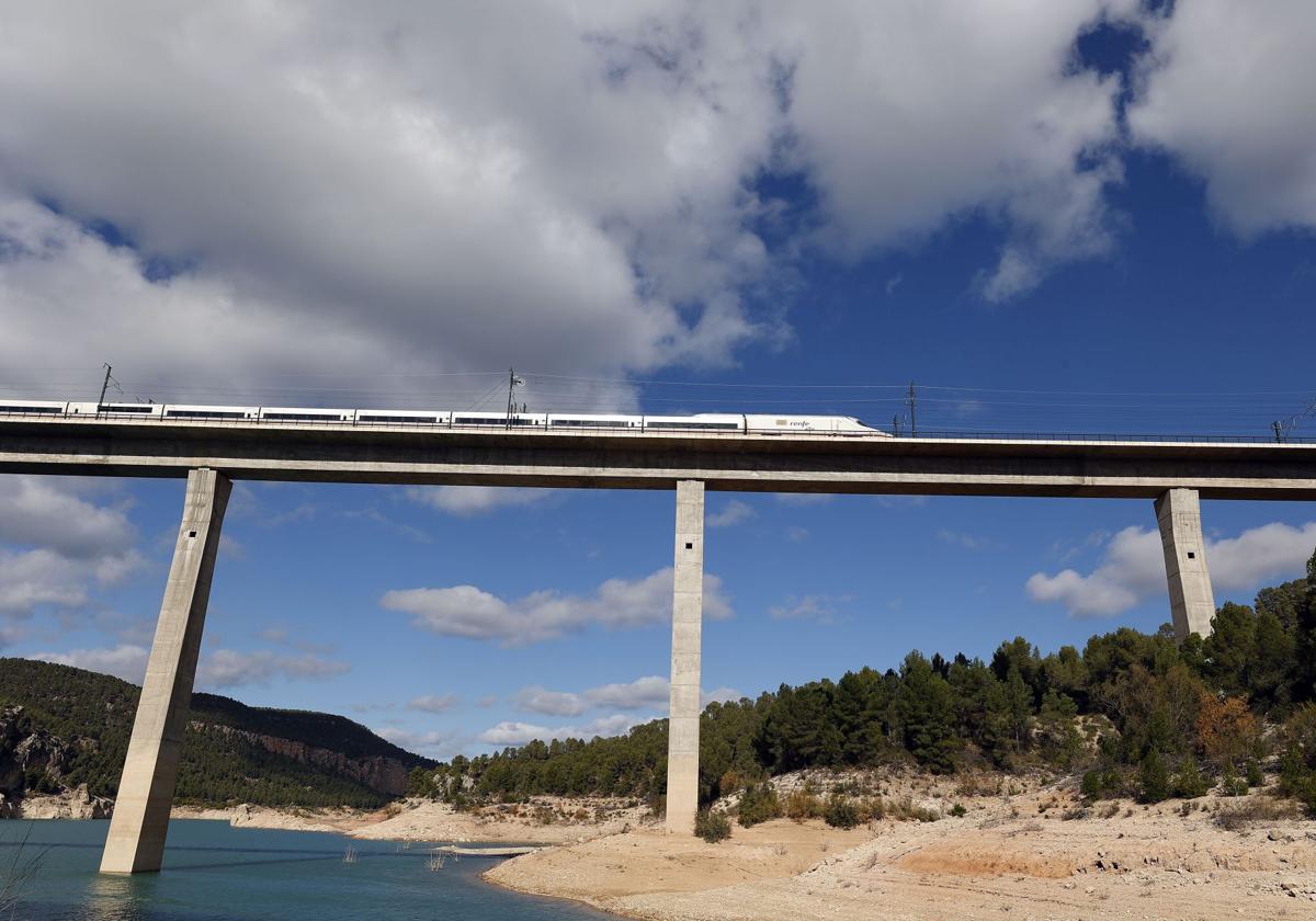 El AVE que conecta Valencia con Madrid.