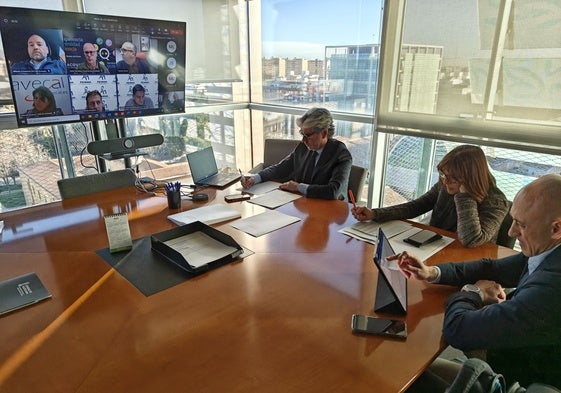 Reunión de la conselleria con los representantes de las distintas industrias.