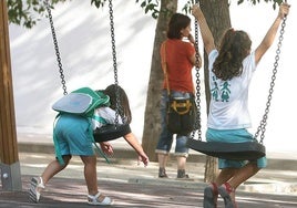 Unas niñas juegan en el parque junto a una guardería de Valencia.