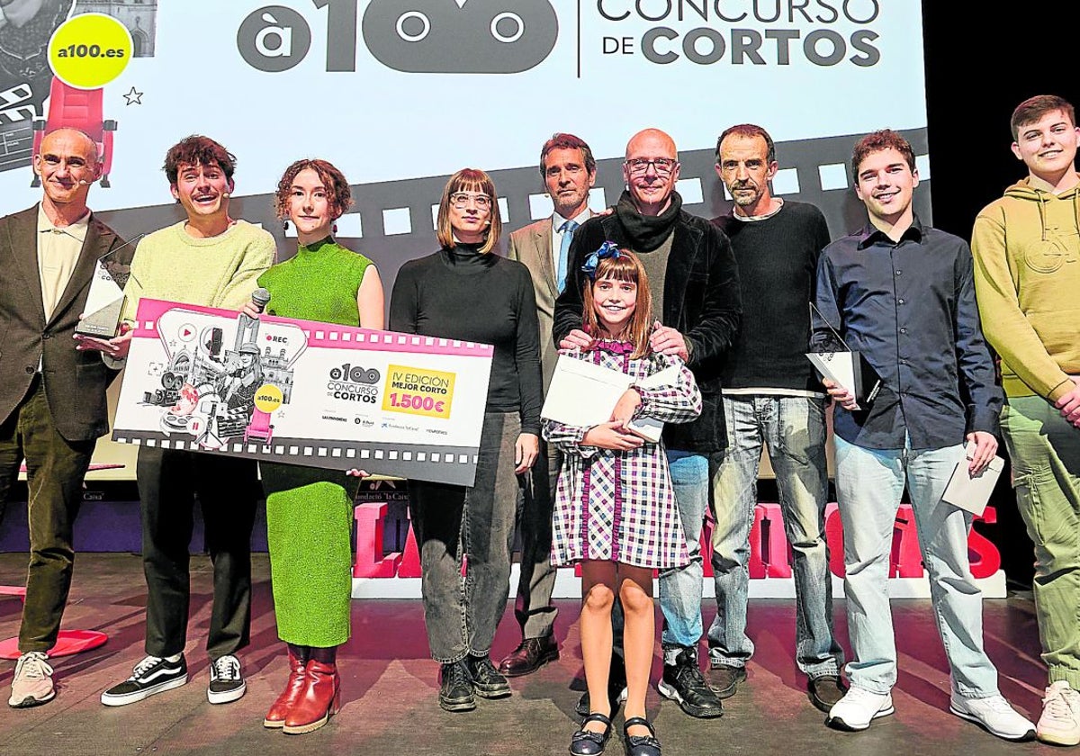 Foto de familia de los premiados junto al director de LAS PROVINCIAS, Jesús Trelis, el presidente de À Punt, Vicente Ordaz, y la directora valenciana Laura García Andreu.