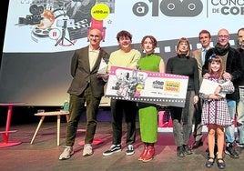 Foto de familia de los premiados junto al director de LAS PROVINCIAS, Jesús Trelis, el presidente de À Punt, Vicente Ordaz, y la directora valenciana Laura García Andreu.