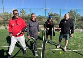 Juanfran Bas, Paco Bellver, Javier Escribano y Ricardo White se disponen a jugar a pádel en el polideportivo de Benaguasil.