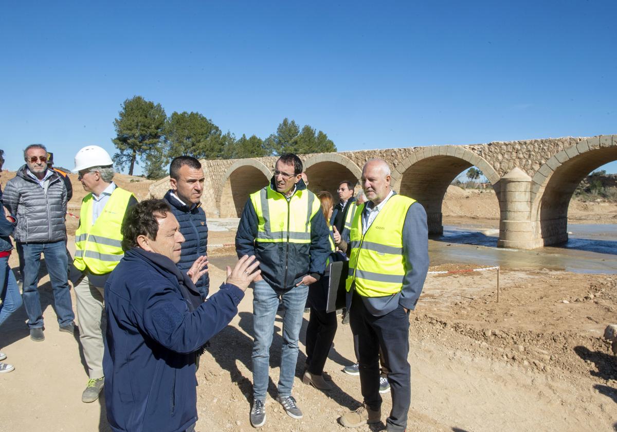 Visita a Turís para ver las obras del puente.