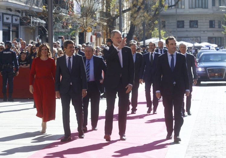 El Rey, junto al ministro de Economía, Carlos Cuerpo, el presidente de la Generalitat, Carlos Mazón, y la alcaldesa de Valencia. María José Catalá, en su llegada a la Lonja, donde ha sido recibido con aplusos y gritos de «¡Viva el Rey!».